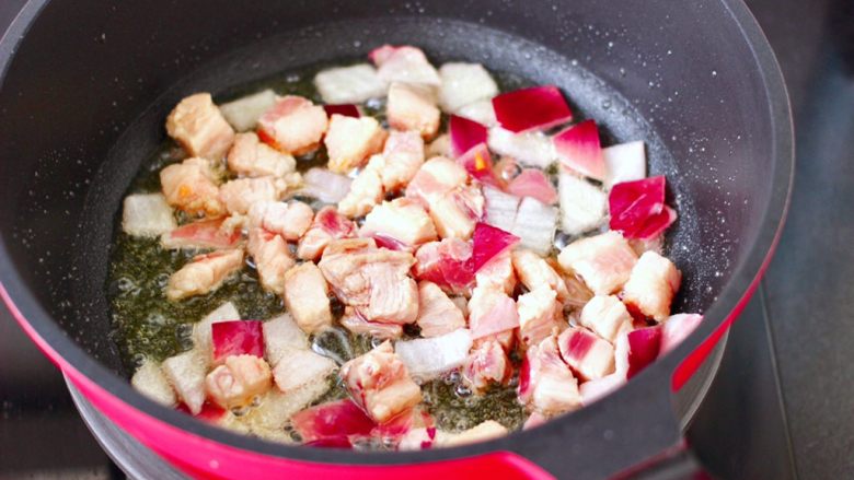 花肉土豆焖饭,大火快速翻炒至洋葱和五花肉变色。
