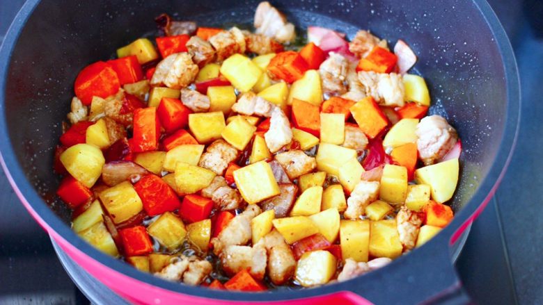 花肉土豆焖饭,大火快速翻炒至所有的食材断生变色后关火。