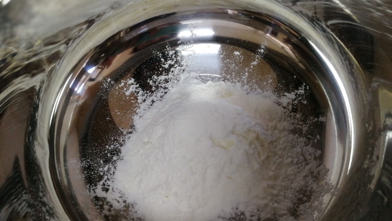 豆根糖,15g面粉倒入奶锅里。