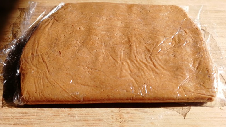 豆根糖,保鲜膜包裹，擀成1cm左右厚的面片。烤箱180度，预热10分钟。
