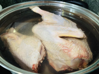 姜母鸭,鸭肉放入锅内，加清水盖过鸭肉，大火煮开