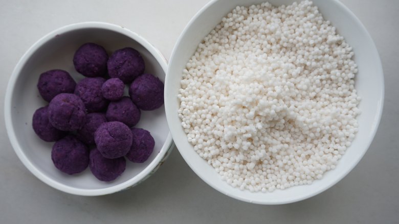 水晶粽,包之前将紫薯压成泥之后揉搓成小团