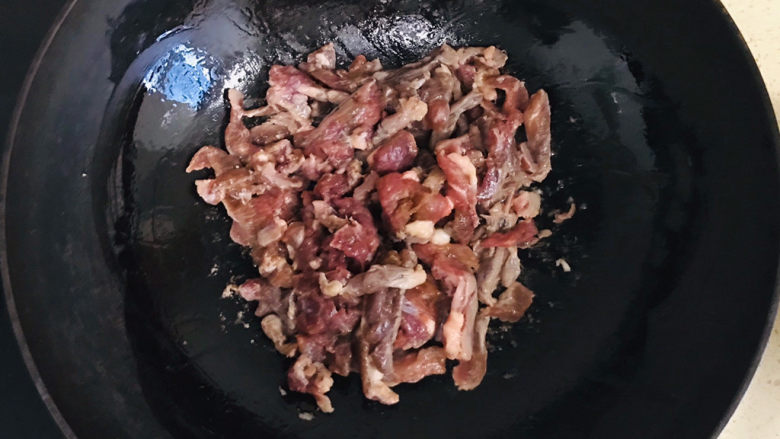 胡萝卜炒肉丝,冷锅热油，油烧热后，投入已经腌制入味的猪肉，进行翻炒