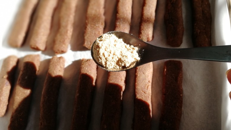 豆根糖,烤好撒上一点熟豆粉。