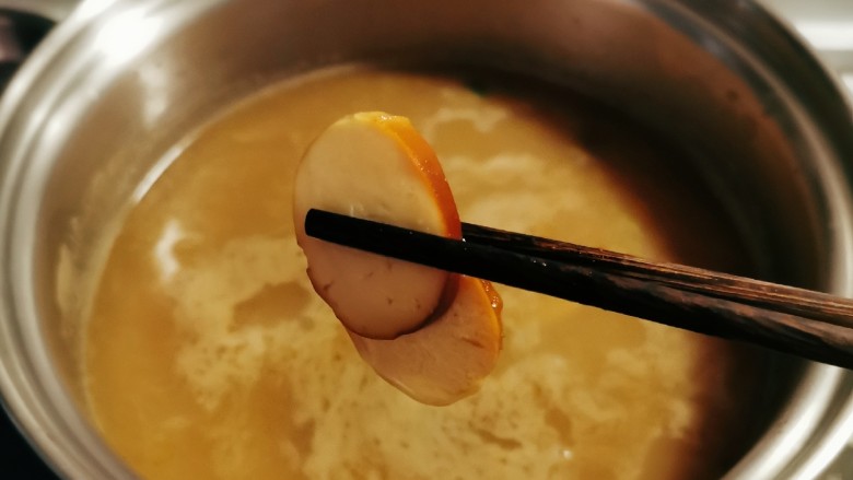 沙茶面,汤锅继续加热 放入烤素肠 煮半分钟入味