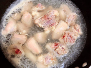 姜母鸭,锅中烧开水，焯一下鸭肉，祛除血水，捞出洗净待用。