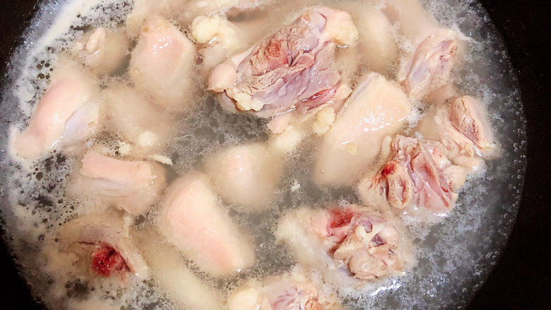 姜母鸭,锅中烧开水，焯一下鸭肉，祛除血水，捞出洗净待用。