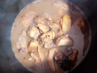 姜母鸭,将鸭肉放入高压锅中。压40分钟，将鸭肉煮熟。