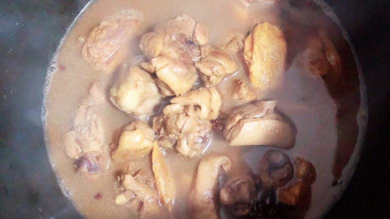 姜母鸭,将鸭肉放入高压锅中。压40分钟，将鸭肉煮熟。