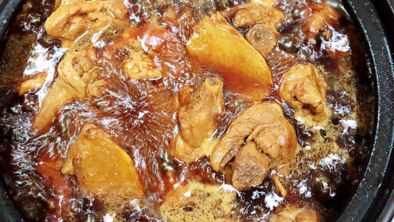 姜母鸭,压熟鸭肉后，倒入小砂锅中，收汁。