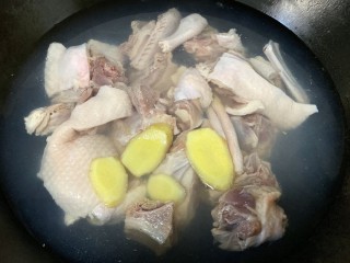 姜母鸭,将鸭肉冷水下锅焯水，放几片生姜