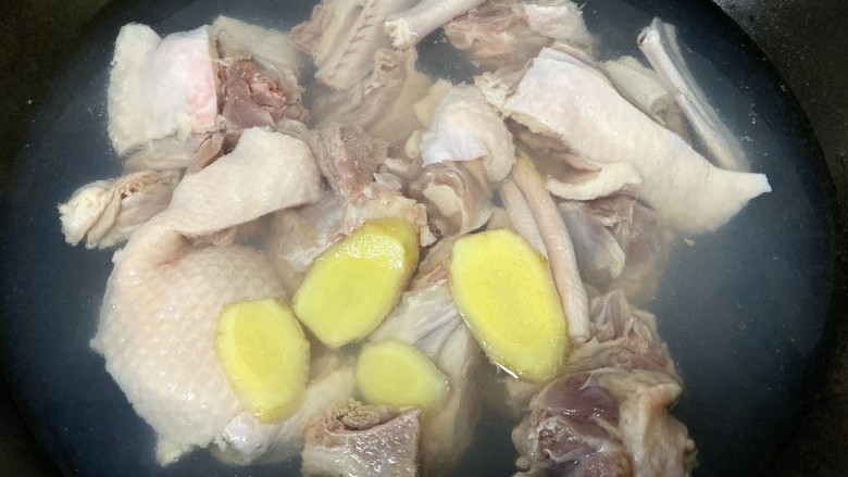 姜母鸭,将鸭肉冷水下锅焯水，放几片生姜