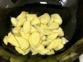 姜母鸭,锅中倒适量香油中火烧至六成热，放入姜片进行煸炒