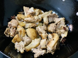 姜母鸭,较肥的鸭皮可以贴近锅底，煸出鸭油，炒至表皮焦黄