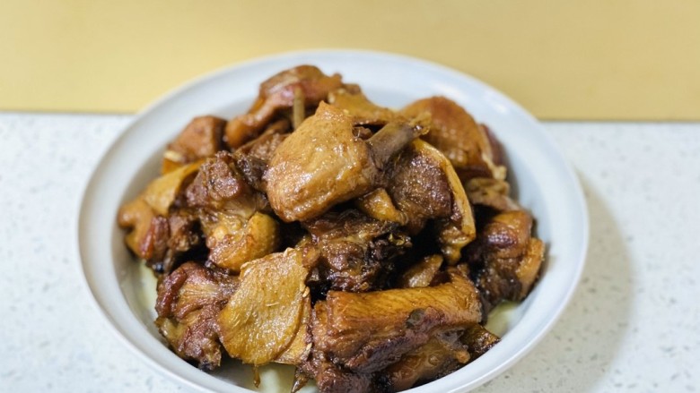 姜母鸭,炖干后锅底是一层清亮的热油，味道极佳。