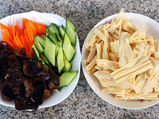 腐竹炒木耳,木耳和腐竹的制作方法一样黄瓜和胡萝卜切成片