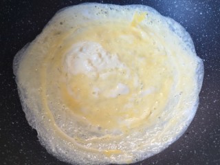 丝瓜蛋汤,不粘锅锅底刷上一层食用油烧热，倒入蛋液转动锅子 将蛋液摊成薄薄的蛋饼煎熟。
