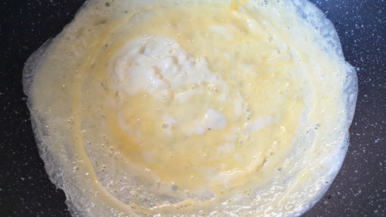 丝瓜蛋汤,不粘锅锅底刷上一层食用油烧热，倒入蛋液转动锅子 将蛋液摊成薄薄的蛋饼煎熟。
