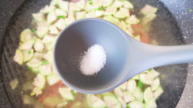 丝瓜蛋汤,加入纯净水烧开，放盐调味。