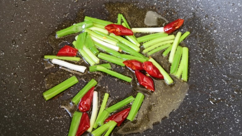 胡萝卜炒肉丝,锅底留余油，下入小葱和干红辣椒炒香。