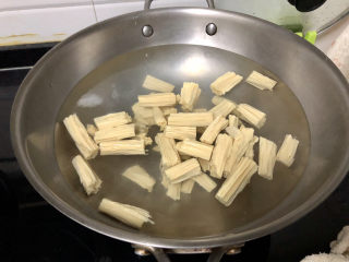 腐竹炒木耳,坐锅烧水，水开下腐竹，煮两分钟