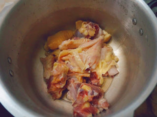 椰子炖鸡,高压锅内倒入鸡肉