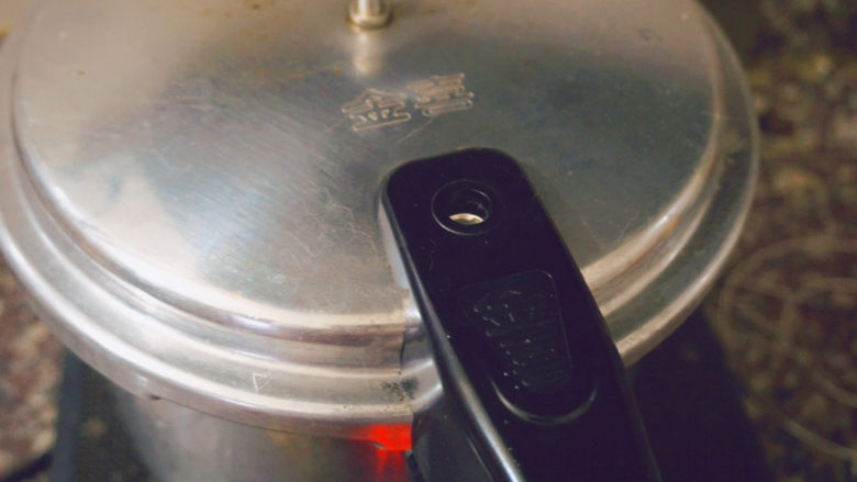 椰子炖鸡,高压锅焖煮15分钟