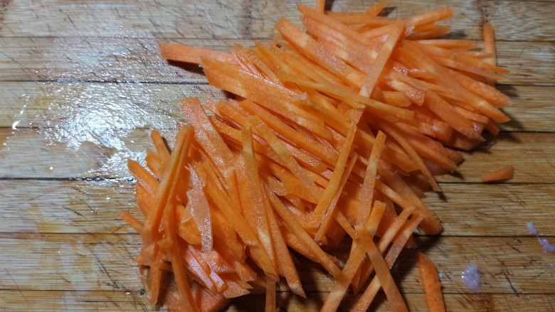 胡萝卜炒肉丝,然后再改刀切成丝。