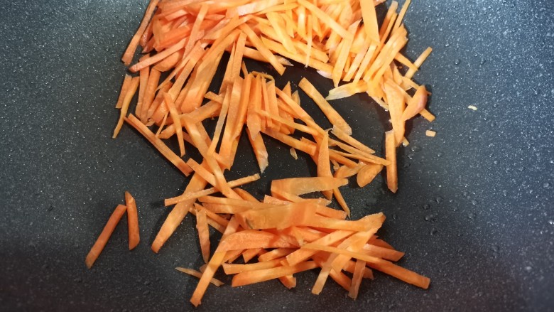 胡萝卜炒肉丝,锅里留少量的底油。把胡萝卜放进去炒软。