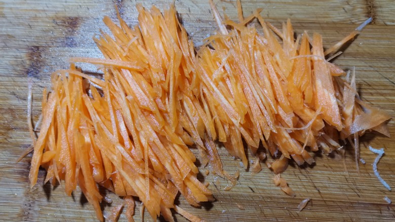 炸胡萝卜小丸子,然后切成细丝。
