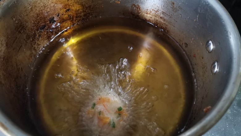 炸胡萝卜小丸子,油温热了，以后先放入一个小丸子试一下。