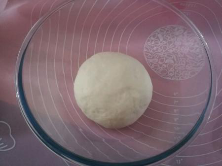 牛奶面包卷卷,揉至面团光滑，保鲜膜覆盖，室温发酵。