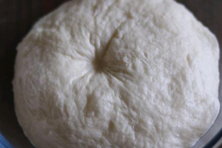 牛奶面包卷卷,室温发酵（我用了三小时，室温26度）三倍或者四倍大，停止发酵。