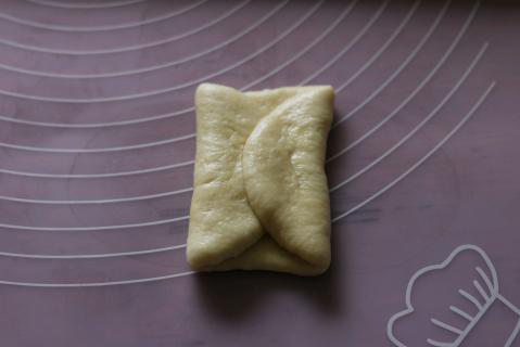 牛奶面包卷卷,左右两边分别向中间折叠。