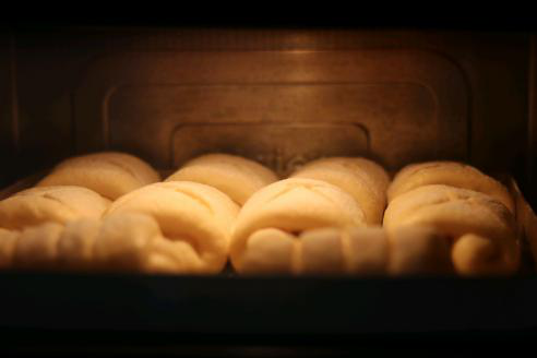 牛奶面包卷卷,放入烤箱中下层，上下管170度烘烤20分钟，表面金黄出炉。普通烤箱提前八分钟预热。