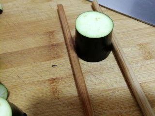香酥炸茄花,两边放两根筷子固定。