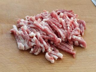 四季豆炒肉,将猪肉洗净切丝，可以把肉放进冰箱冷冻室冻一会，这样就很容易切了。