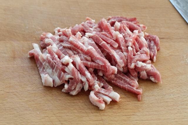 四季豆炒肉,将<a style='color:red;display:inline-block;' href='/shicai/ 414'>猪肉</a>洗净切丝，可以把肉放进冰箱冷冻室冻一会，这样就很容易切了。