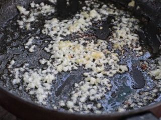 四季豆炒肉,就锅中底油放入姜、蒜末，用小火煸炒出香味。