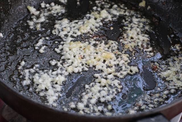 四季豆炒肉,就锅中底油放入姜、蒜末，用小火煸炒出香味。