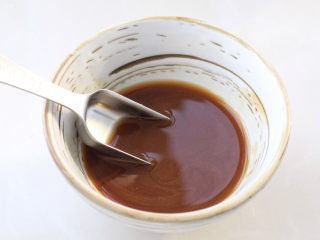 蚝油箭笋小炒肉,取一个小碗加入生抽、蚝油、糖、玉米淀粉和清水，搅拌均匀成调味汁。