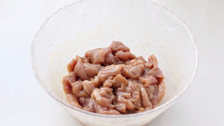 蚝油箭笋小炒肉,抓拌均匀再淋入一汤匙食用油，拌匀后腌制十分钟左右使之入味。