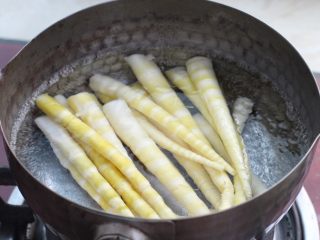 蚝油箭笋小炒肉,锅中烧开水，放入笋焯烫1-2分钟。这一步是为了去掉笋中的涩味，也可以不焯水。