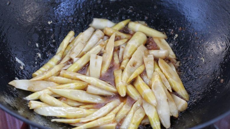 蚝油箭笋小炒肉,再将调味汁淋入锅中，快速翻炒至汤汁黏稠。