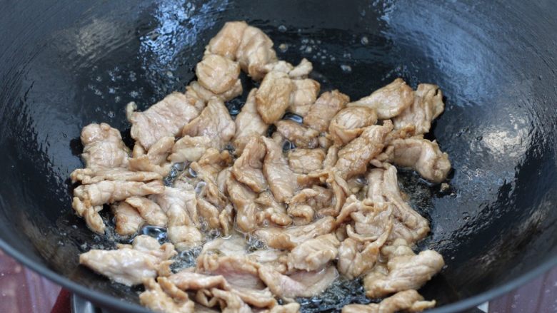 蚝油箭笋小炒肉,锅中倒入适量食用油烧热，将腌制入味的猪肉放进去炒至变色断生状态盛出。