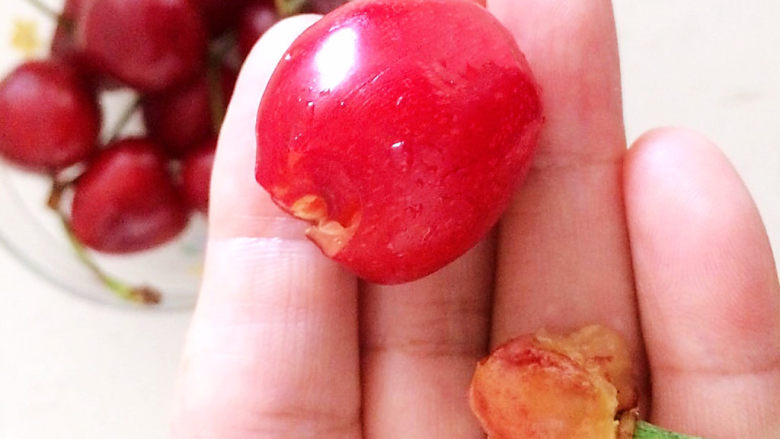芝士焗南瓜,一个完整的，去籽的大樱桃完美呈现