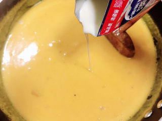 奶油南瓜汤,煮开锅后，改小火慢熬3分钟。倒入50ml淡奶油。