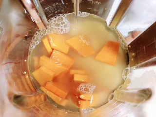 奶油南瓜汤,倒入400ml水。