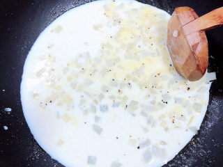 奶油南瓜汤,倒入300ml牛奶，大火加热烧开牛奶。