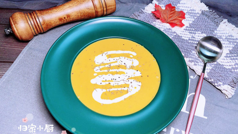 奶油南瓜汤,在家也可以轻松享受好吃的西餐，试着做起来吧！